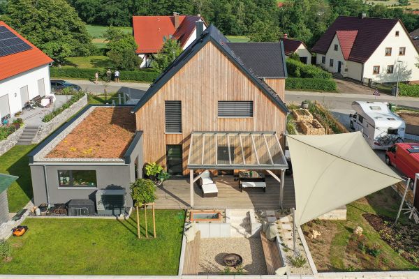 Außenansicht der geschützten überdachten Terrasse, Thoma Holz100