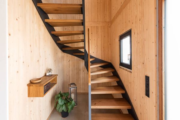 massivholzhaus, massivholz, holzhaus, holzhausbau, hausbau, holzbau, efh, einfamilienhaus, einfamilienhaus aus holz, treppe, holztreppe