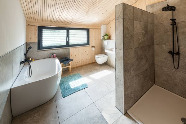 massivholzhaus, massivholz, holzhaus, holzhausbau, hausbau, holzbau, efh, einfamilienhaus, einfamilienhaus aus holz, holzfassade, badezimmer