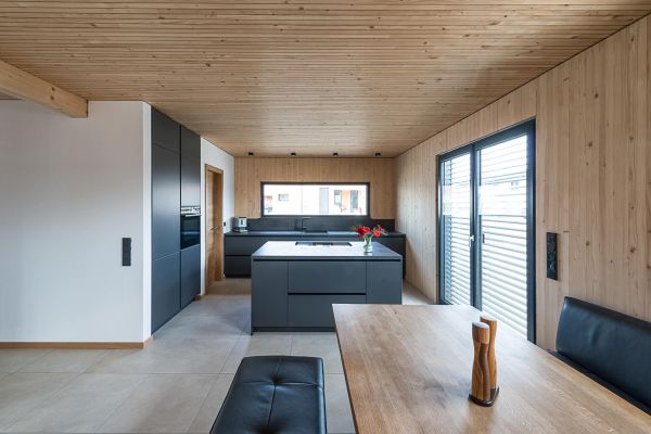 massivholzhaus, massivholz, holzhaus, holzhausbau, hausbau, holzbau, efh, einfamilienhaus, einfamilienhaus aus holz, kueche, kueche aus holz, holzkueche