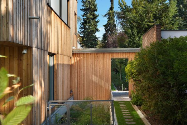 Blick vom Garten auf die Rückseite des Thoma Holz100 Hauses