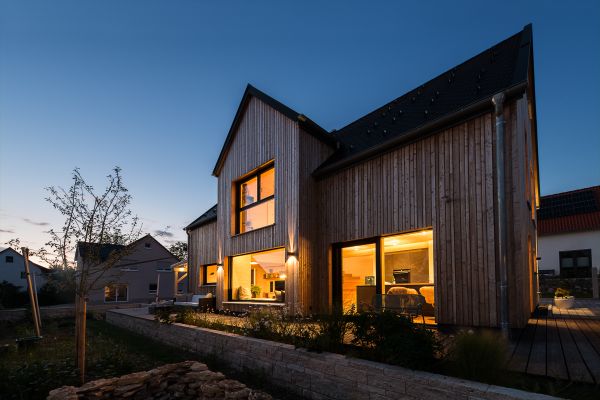 Thoma Holz100 Haus, Haus außen, Außenansicht, Haus mit Terasse