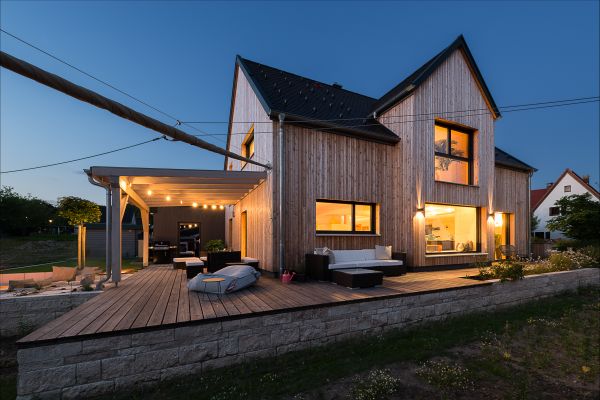 Thoma Holz100 Haus, Haus außen, Außenansicht, Haus mit Terrasse