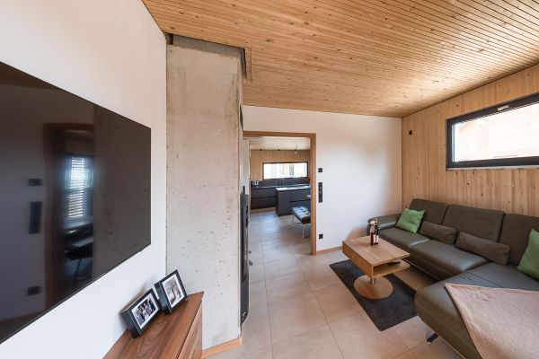 massivholzhaus, massivholz, holzhaus, holzhausbau, hausbau, holzbau, efh, einfamilienhaus, einfamilienhaus aus holz, wohnraum, wohnzimmer