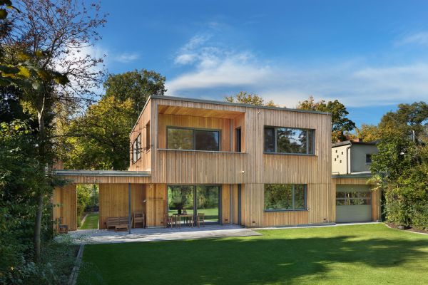 Thoma Holz100 Haus, Gartenansicht, Haus mit Balkon