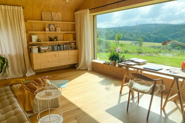 Thoma Holz100 Haus, Glasfront, Wohnraum mit Ausblick, Fensterfront, Massivholzbauweise