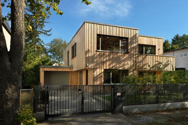 Außenansicht eines modernen Thoma Holz100 Hauses mit einer 3D Holzfassade