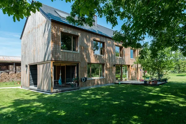 massivholzhaus, massivholz, holzhaus, holzhausbau, hausbau, holzbau, efh, einfamilienhaus, einfamilienhaus aus holz, holzfassade, vorgehaengte holzfassade